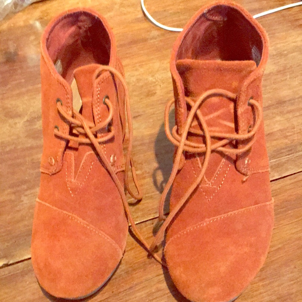Toms desert wedge bootie in Cognac size 7